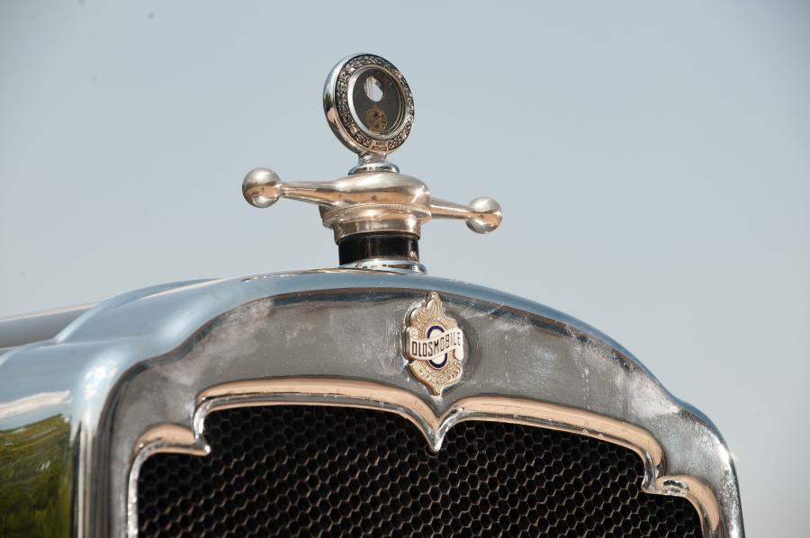 Логотип Oldsmobile Model 30-D Touring 1926 года  (фото 7 из 11)